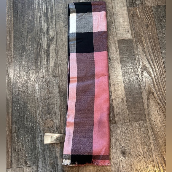 NWT Burberry Cashmere Scarf - Picture 2 of 12